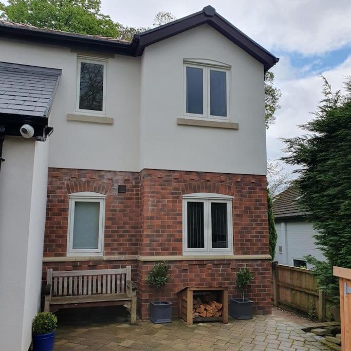 Churstonbnb, Private Flat Within Family Home, Bolton Lostock 외부 사진