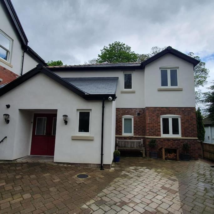Churstonbnb, Private Flat Within Family Home, Bolton Lostock 외부 사진