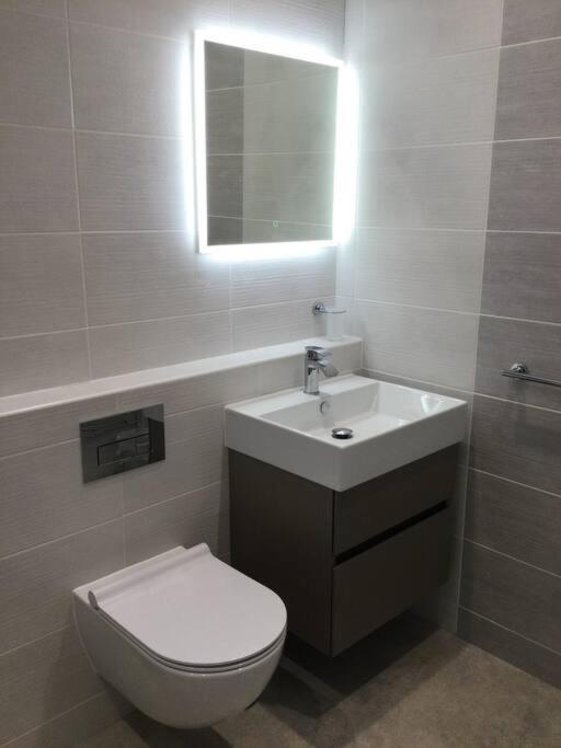 Churstonbnb, Private Flat Within Family Home, Bolton Lostock 외부 사진