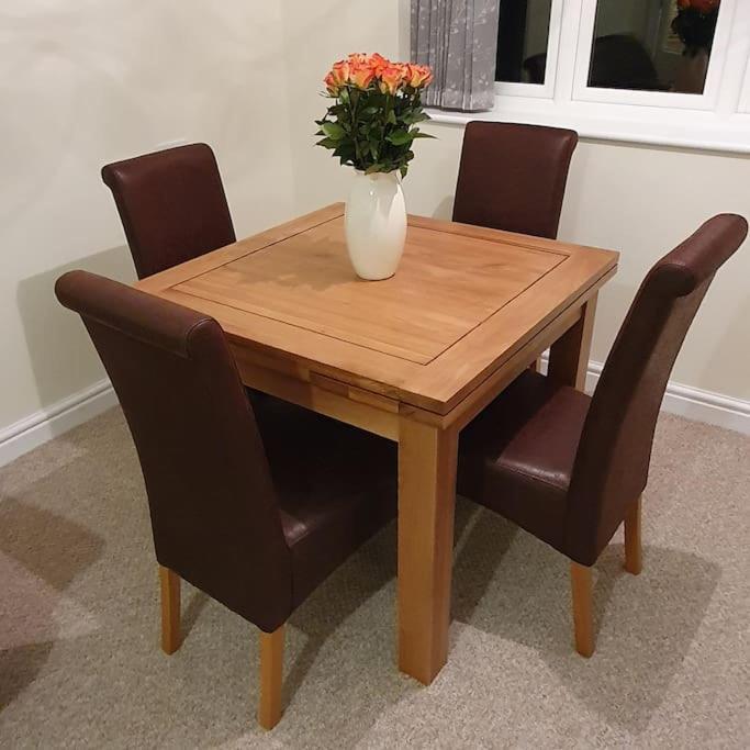 Churstonbnb, Private Flat Within Family Home, Bolton Lostock 외부 사진